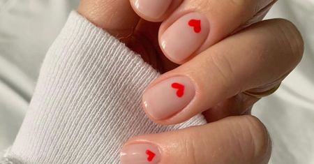 Manicure na walentynki 2023. Czerwień w nieoczywistej postaci