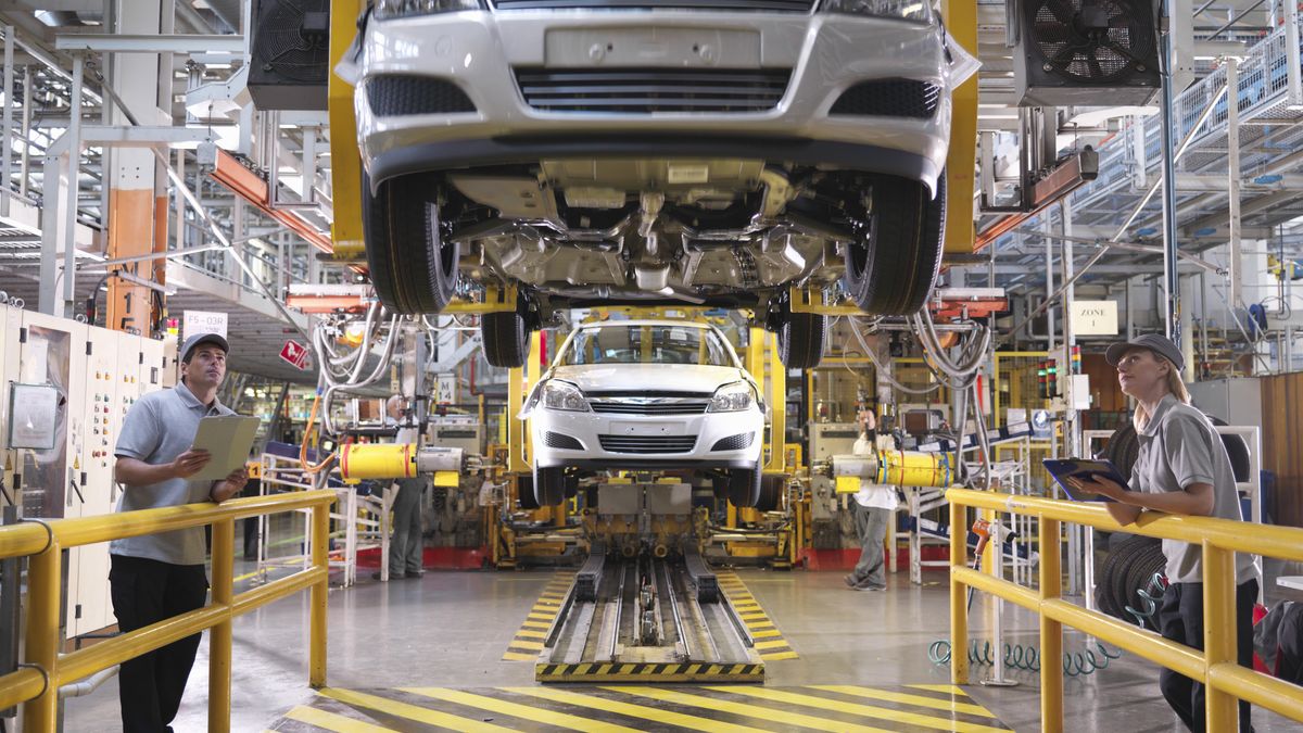 Dziś produkcja w polskich fabrykach motoryzacyjnych odbywa się głównie na potrzeby produkcji aut z silnikami spalinowymi. Zdjęcie ilustracyjne