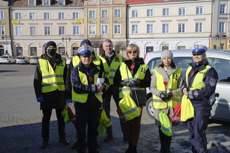 Policjanci i pracownicy WORD rozdawali przechodniom odblaski
