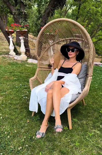 Dorota Gardias w stylizacji z kostiumem kąpielowym