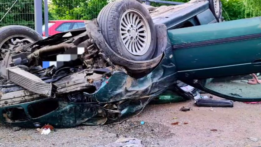Warszawa. Groźny wypadek wydarzył się w czwartek wieczorem w Konotopie. Bmw staranowało ogrodzenie posesji, ścięło drzewo, uderzyło w słup i dachowało. Kierowca i pasażer byli nietrzeźwi