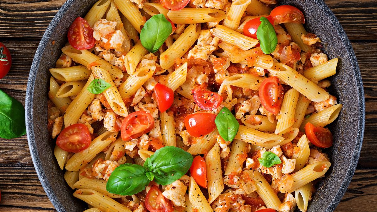 Makaron z sosem pomidorowym - Pyszności