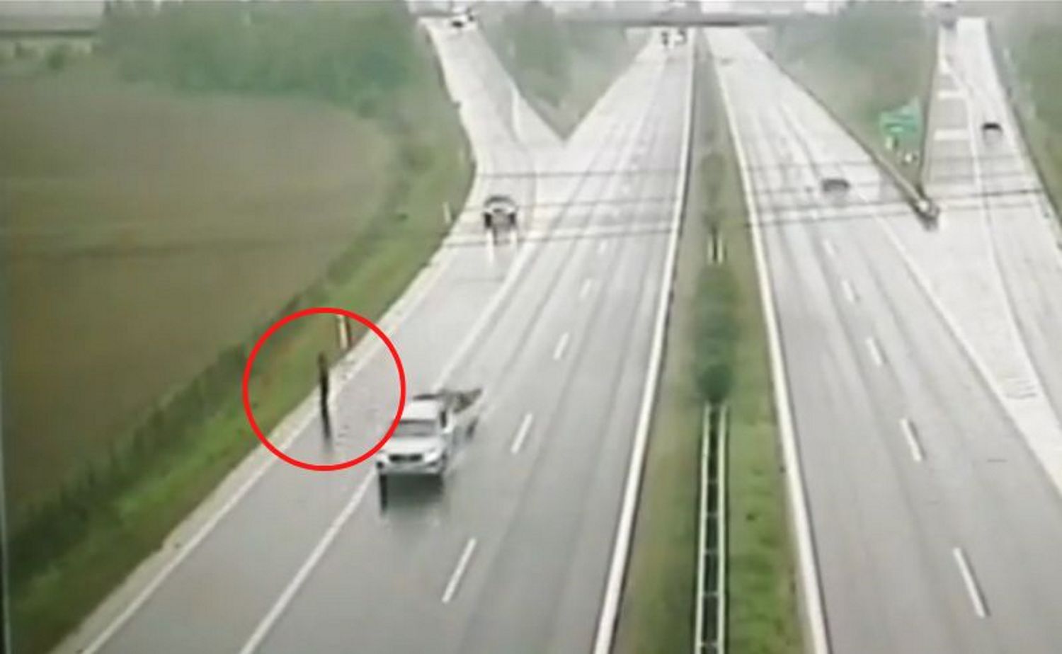 Mężczyzna jechał hulajnogą po autostradzie
