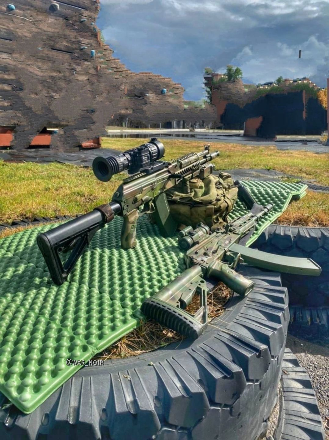 Rosyjskie karabinki AK-105 i AK-200 z zachodnimi dodatkami. 