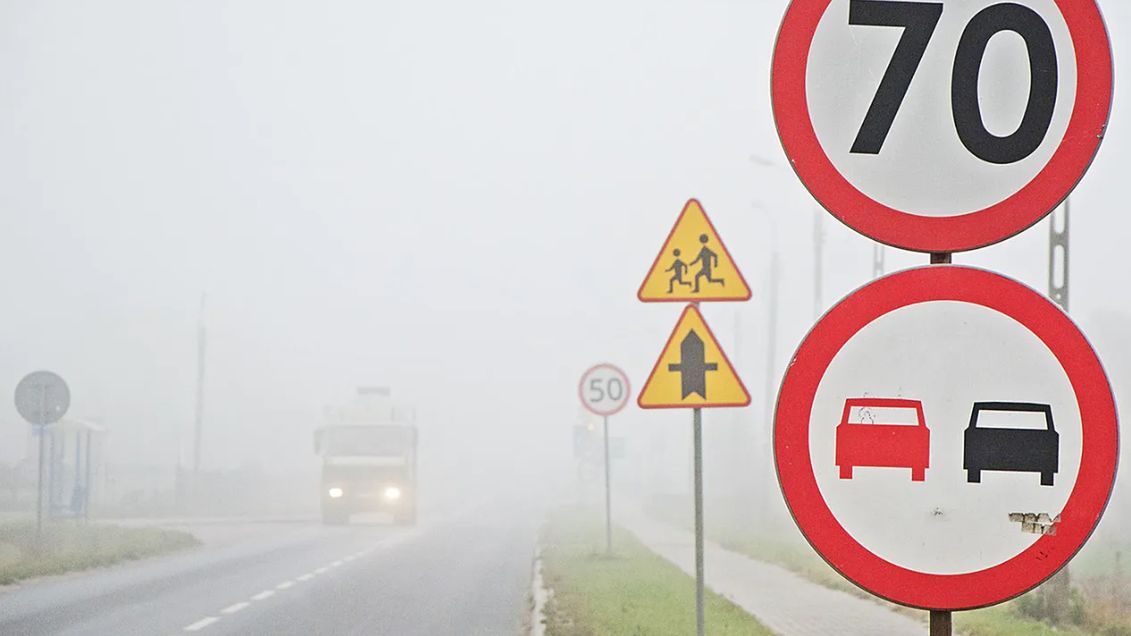 Znak B-25 oznacza zakaz wyprzedzania, ale czego?