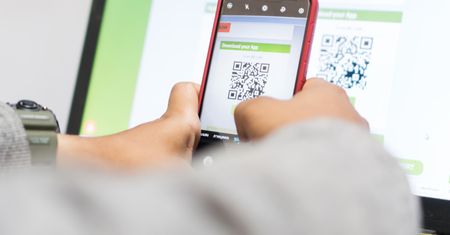 Syn zeskanował kod QR. Ojciec musiał zapłacić 800 zł