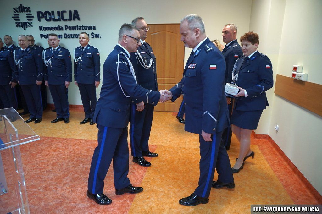 Policjanci podczas uroczystej zbiórki