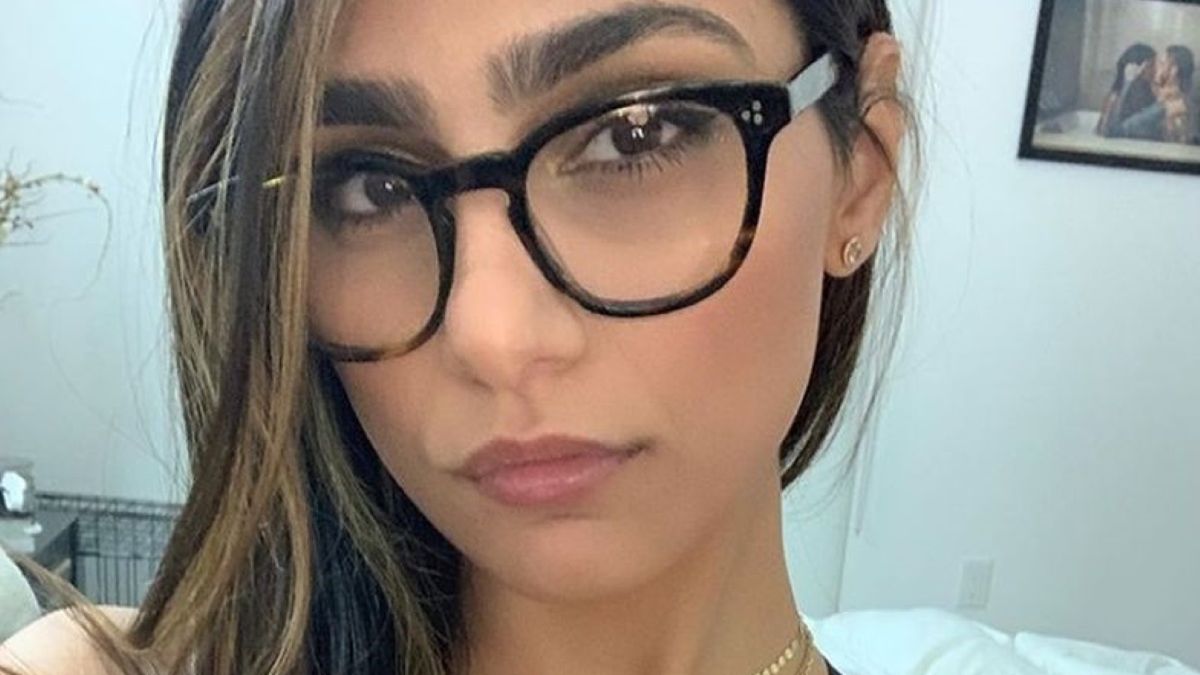 Mia Khalifa zrezygnowała ze swoich charakterystycznych okularów. Była aktorka filmów dla dorosłych zrobiła to dla dobra innych kobiet 