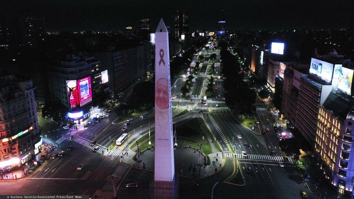 Zdjęcie zmarłego papieża Franciszka wyświetlane na obelisku 