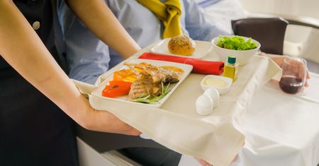 Zaatakował stewardesę, bo odmówiła mu wegetariańskiego posiłku