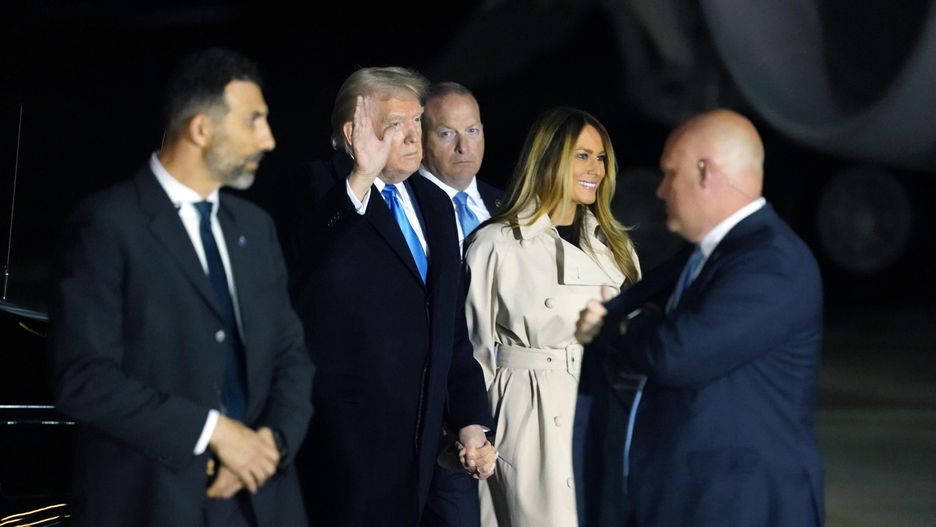 US President Donald Trump (2-L), waves as he and First Lady Melania Trump (2-R) step off Air Force One upon arrival at Leonardo da Vinci International Airport in Rome, Italy, 25 April 2025. Trump is in Rome to attend the funeral of Pope Francis. EPA/TELENEWS Dostawca: PAP/EPA.