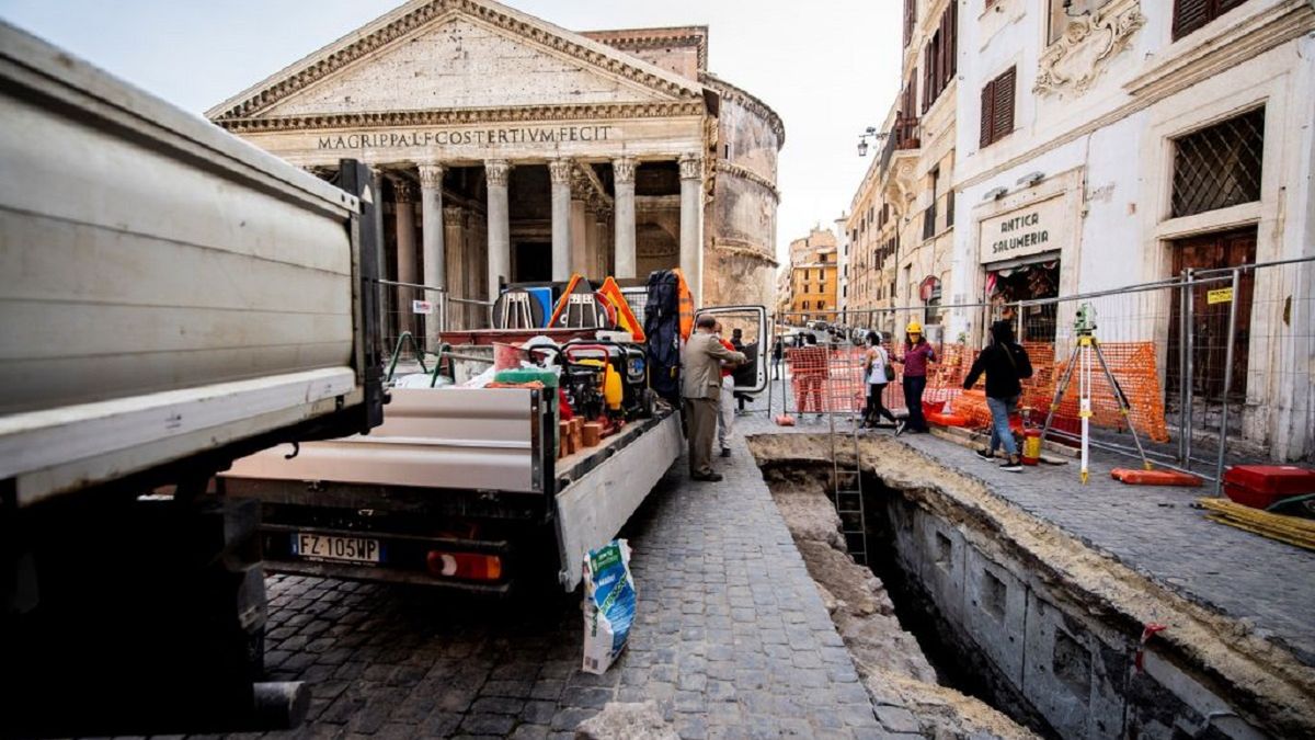 W Rzymie powstało zapadlisko, w którym odkryto płyty chodnikowe sprzed 2 tysięcy lat. 