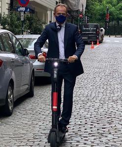 Donald Tusk przyłapany. Jeździł po Sopocie na hulajnodze
