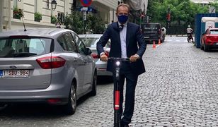 Donald Tusk przyłapany. Jeździł po Sopocie na hulajnodze