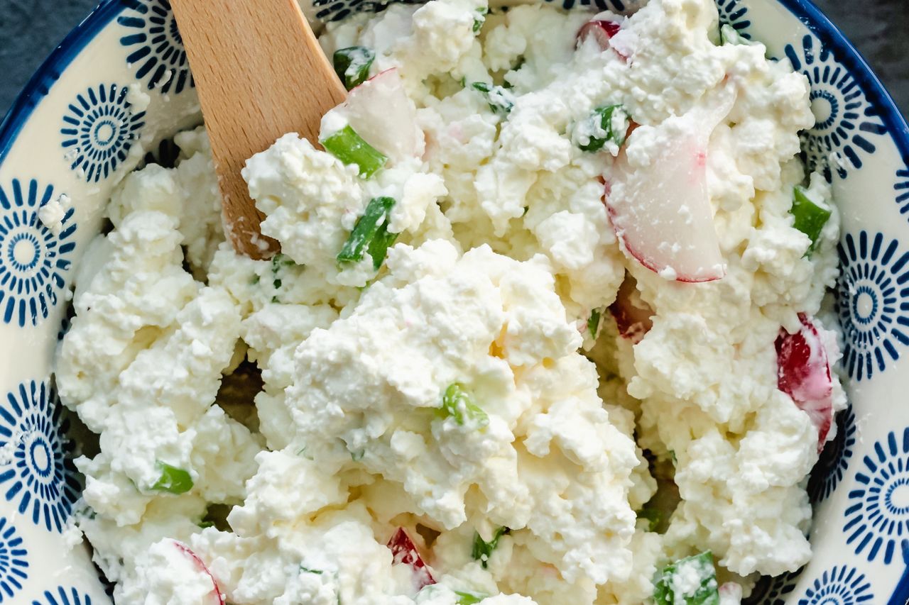 Po twarogu boli cię brzuch? Dodaj te składniki, a nie obciąży żołądka