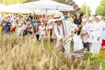Żniwa w Skansenie. Atrakcje w Podlaskim Muzeum Kultury Ludowej przyciągnęły tłumy. Pokazali zwyczaje żniwne, była też zabawa przy muzyce