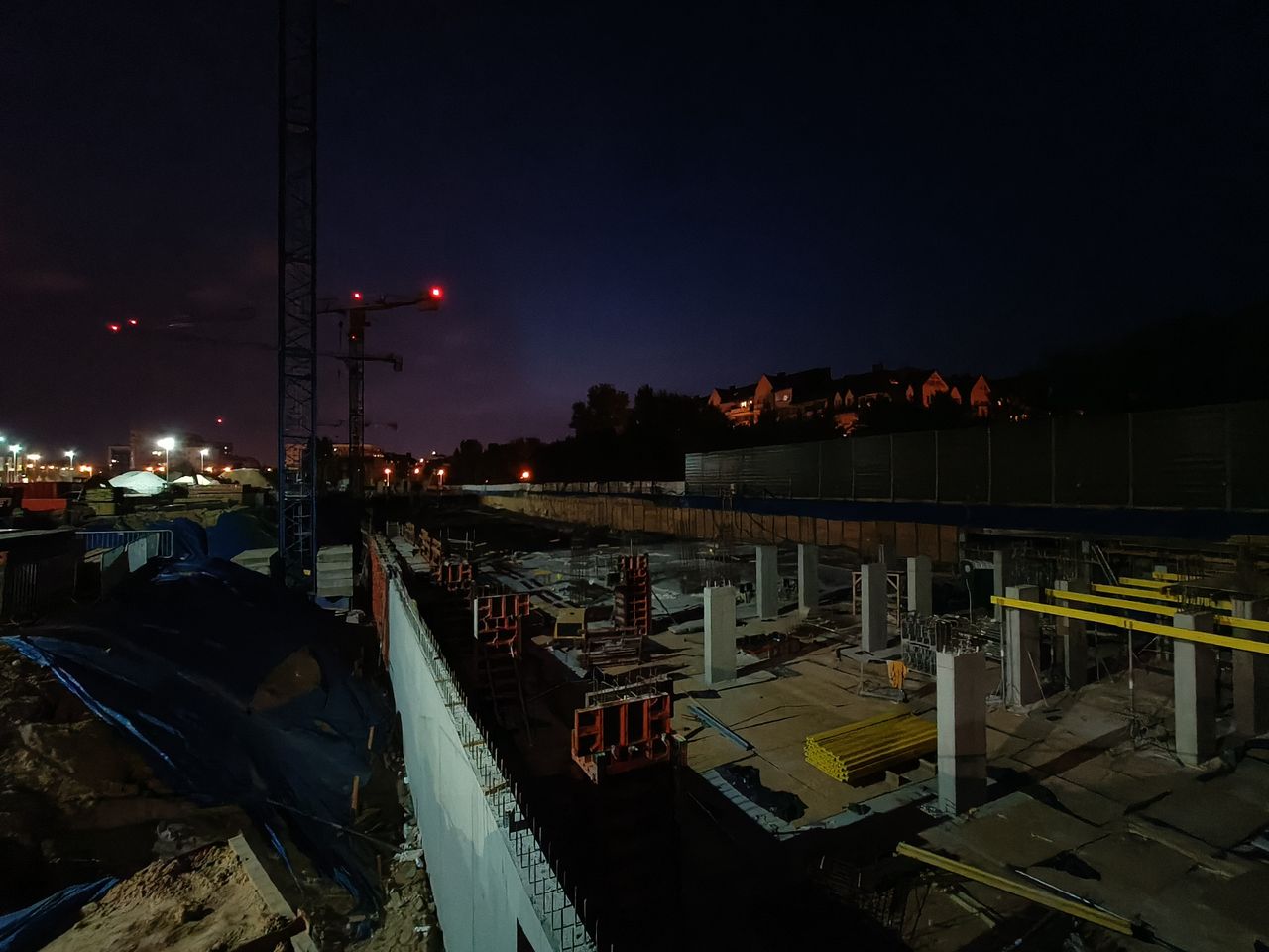 Fotografia w trybie Zdjęcie i w trybie UltraNight w przypadku ultraszerokiego kąta. Niestety, efekty nie zawsze są satysfakcjonujące