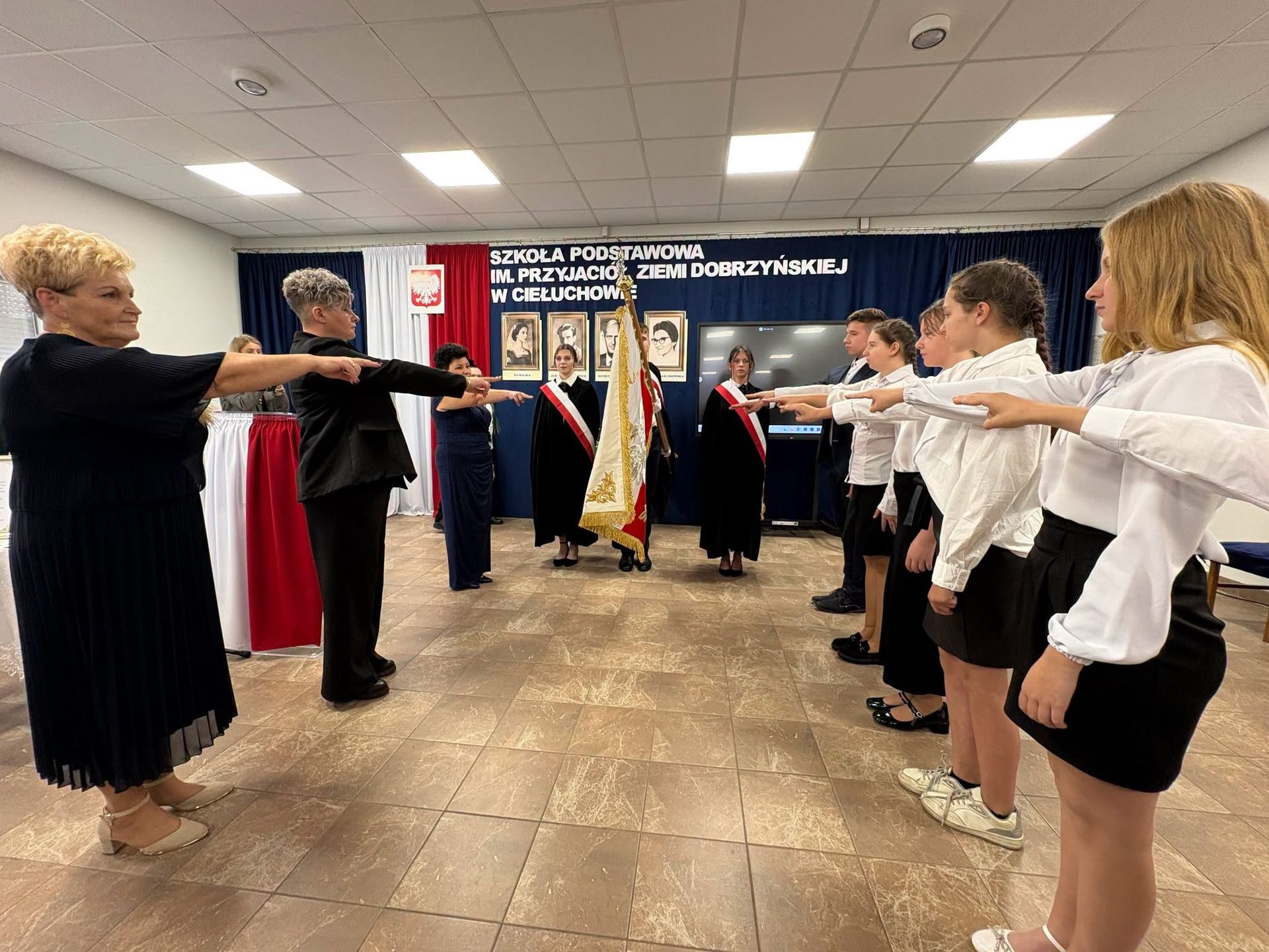Patronami szkoły zostali Nawojka, Janina Jakubowska, Henryk Czarnecki i Jerzy Pietrkiewicz