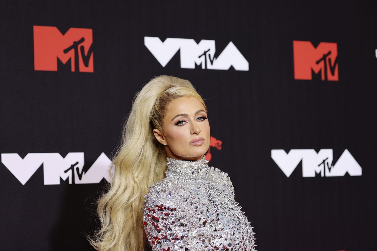 Paris Hilton w srebrnej mini na gali MTV VMA. Dosłownie błyszczała!