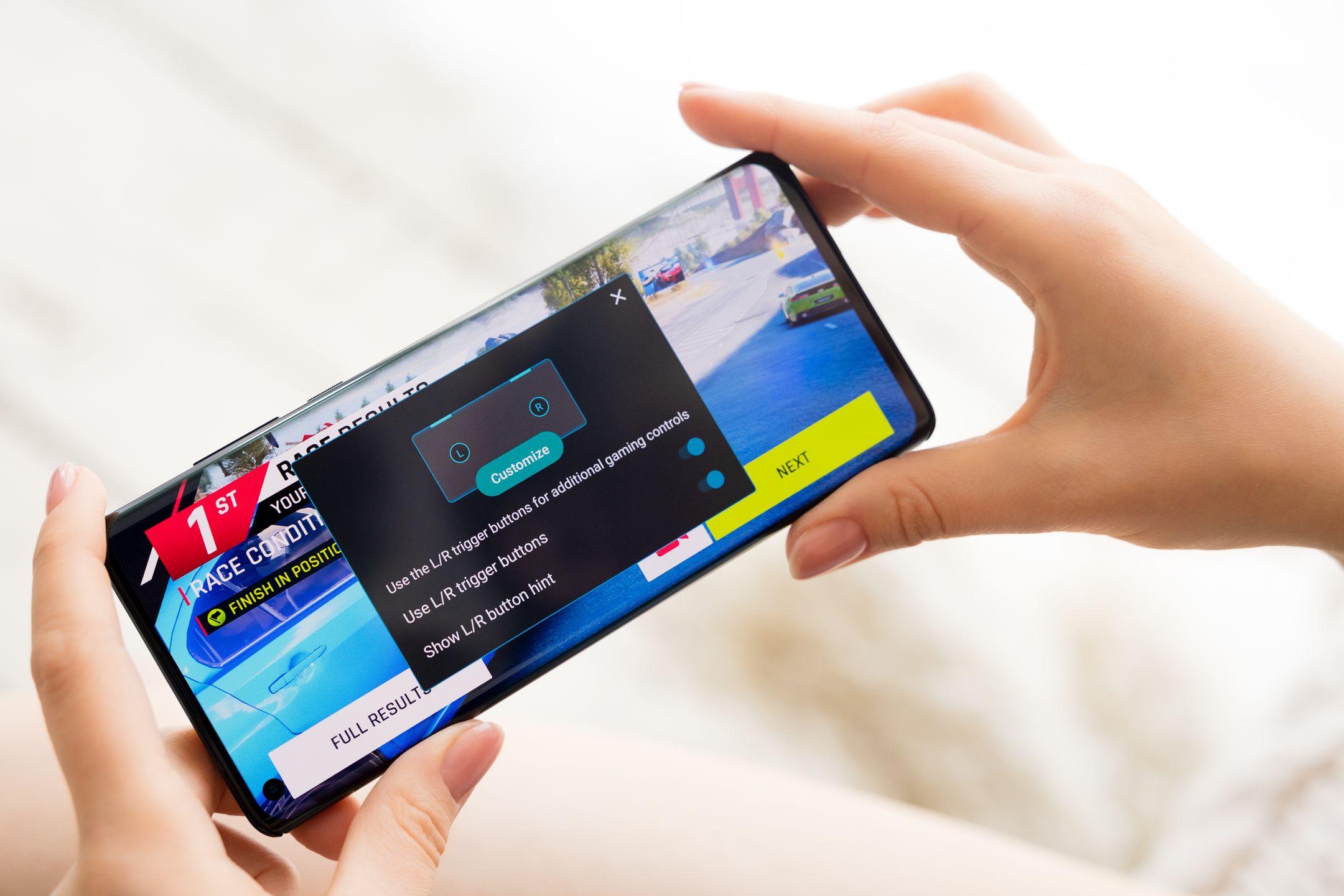 Obłędnie zakrzywiony ekran motoroli edge to dużo więcej niż gadżet. To mnóstwo przydatnych funkcji 2