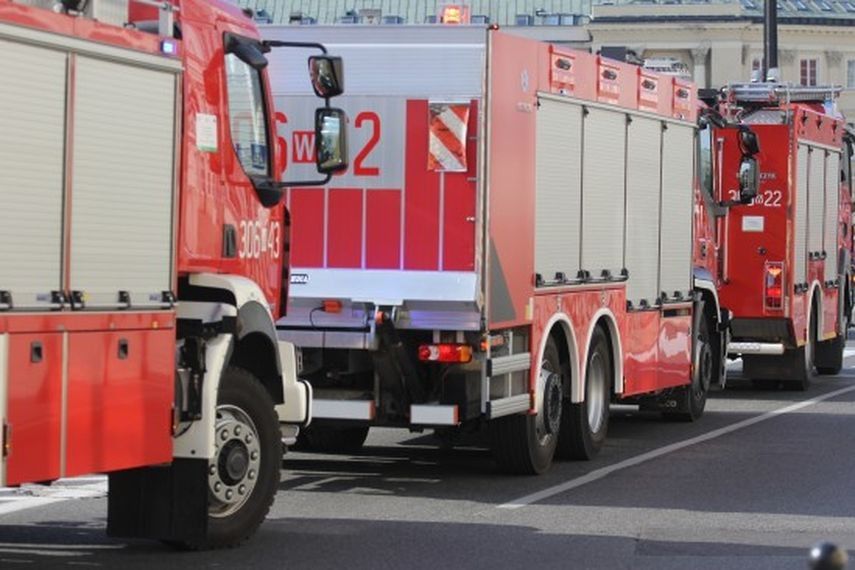 Strażak nie chciał wpuścić kierowcy na miejsce wypadku. Samochód wjechał w niego