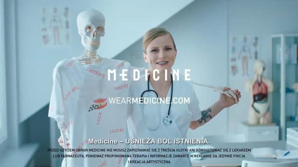 Nowy t-shirt najlepszy na ból istnienia? "Ktoś, kto to wymyślił, powinien uderzyć się w głowę"