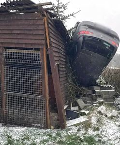 Samochód zawisł na dachu budynku. Kierowca w szpitalu