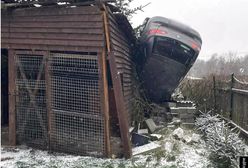 Samochód zawisł na dachu budynku. Kierowca w szpitalu