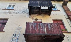 O krok od tragedii. Pod mieszkanką zarwał się balkon!