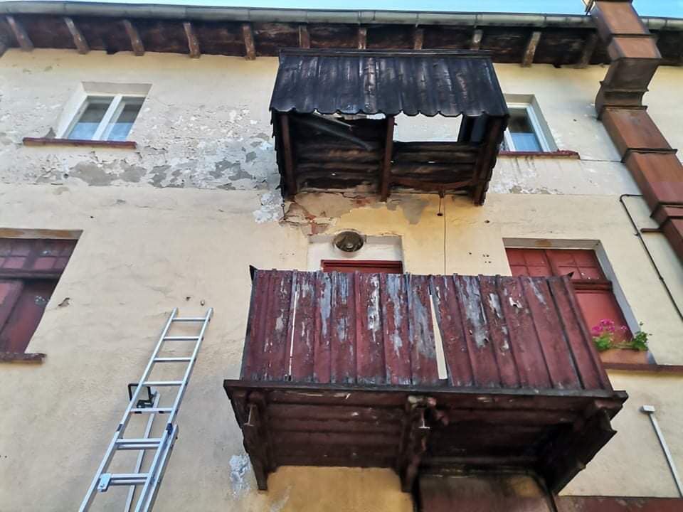 O krok od tragedii. Pod mieszkanką zarwał się balkon!