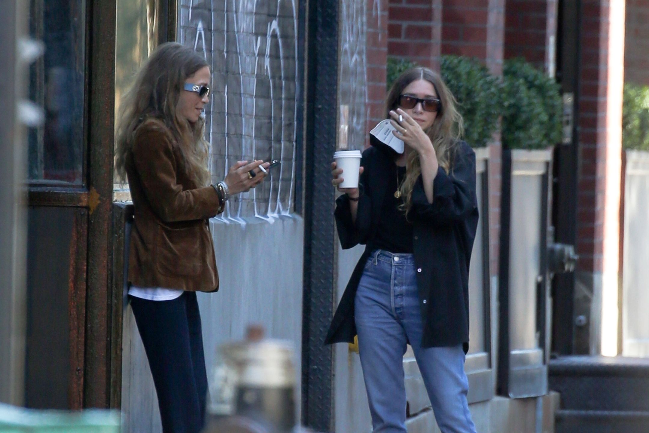 Mary-Kate i Ashley Olsen raczą się papierosowym dymem w Nowym Jorku