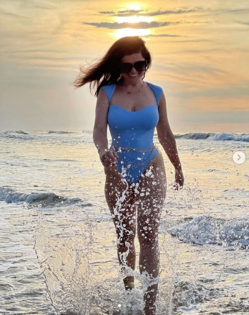 Katarzyna Cichopek pozuje w Bałtyku o zachodzie słońca