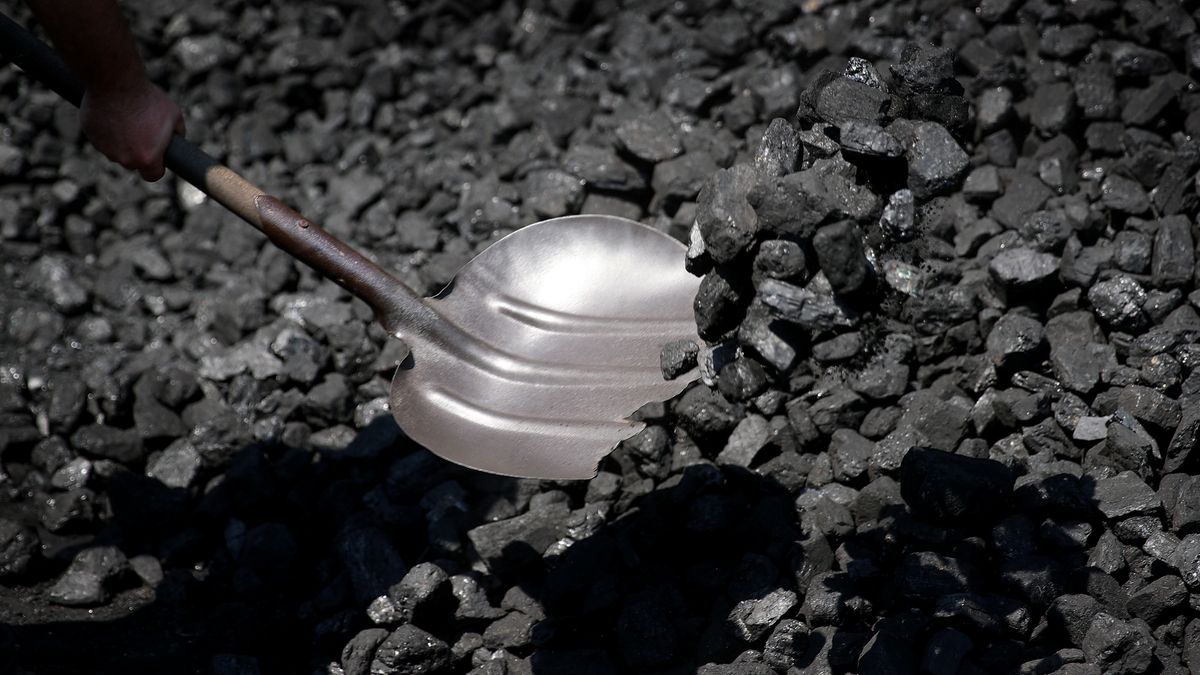 Zabierzów, 20.07.2022. Resztki węgla kamiennego w opustoszałym składzie opału w Zabierzowie, 20 bm. W Polsce brakuje węgla opałowego. Ceny surowca w 2022 roku osiągają rekordowe poziomy. (łg/amb) PAP/Łukasz Gągulski