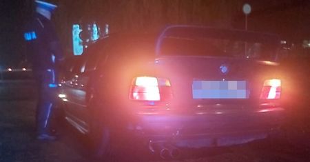 Zmodyfikowane BMW rzuciło się policjantom w oczy. Auto od ponad roku nie miało ważnego przeglądu, a koła wystawały poza obrys
