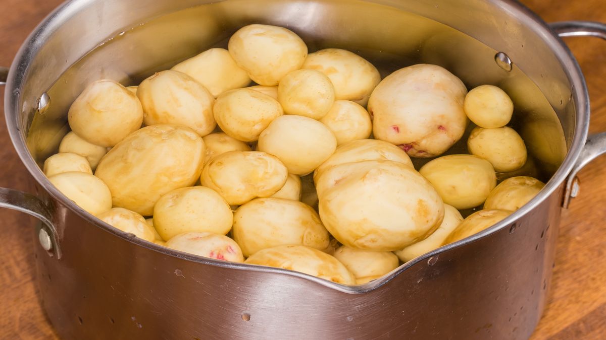 Prosty sposób na obranie młodych ziemniaków