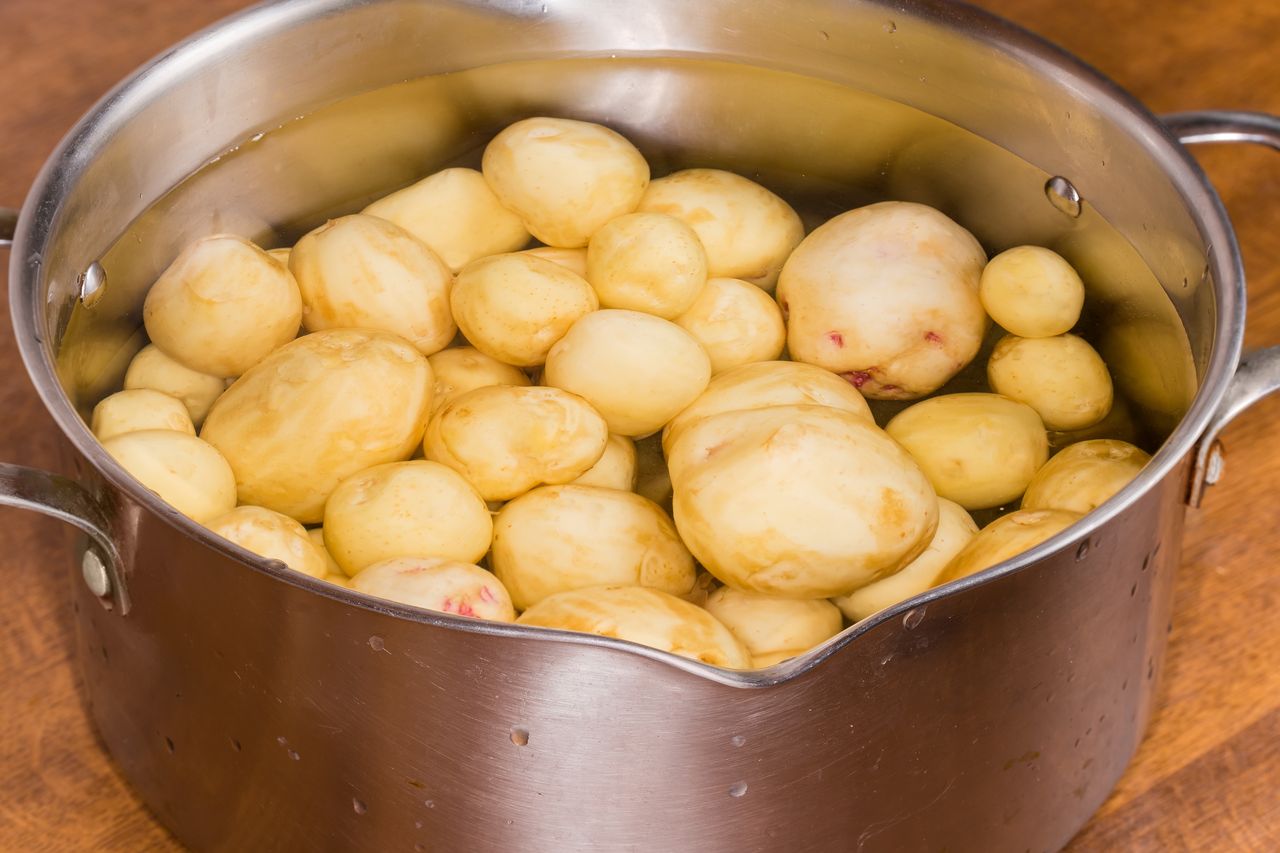 Jak szybko obrać młode ziemniaki? Do tego nie potrzebujesz nawet noża