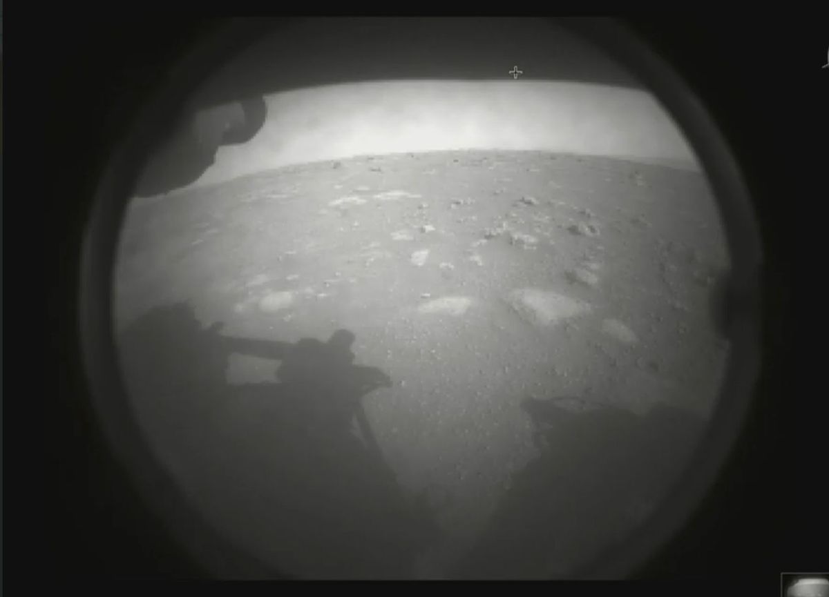 Łazik Perseverance wylądował na Marsie. NASA chwali się pierwszym zdjęciem