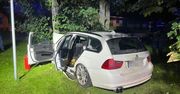 BMW uderzyło w drzewo. 18-latka z urazem głowy trafiła do szpitala