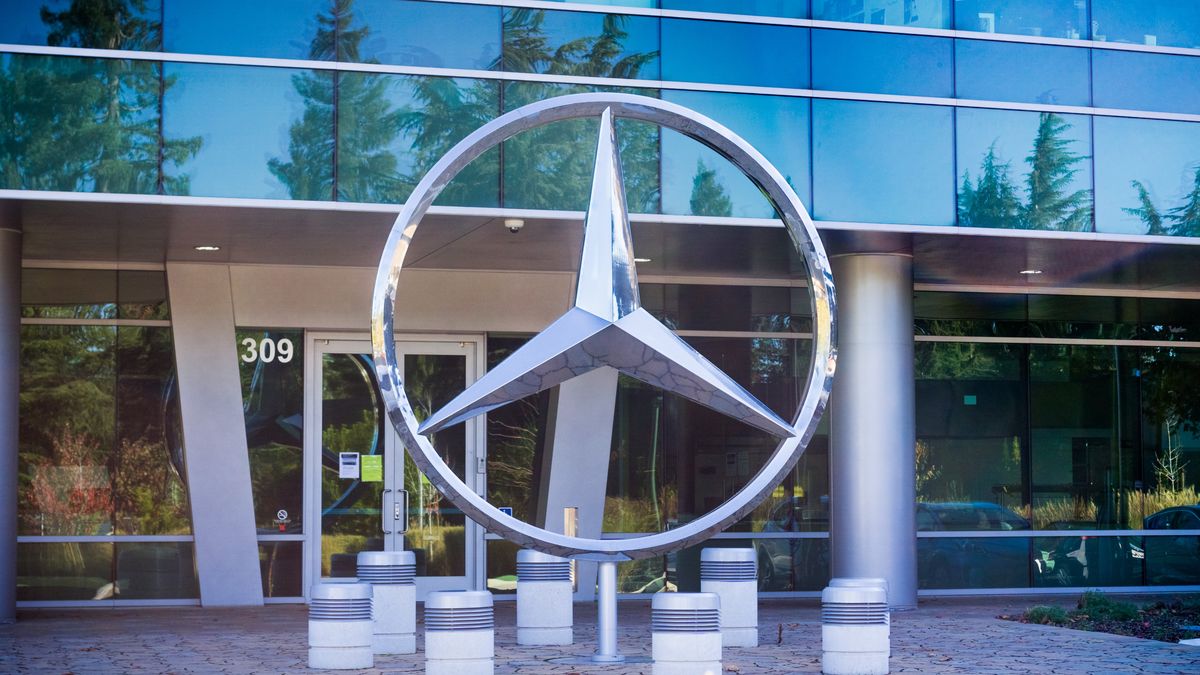Na zdjęciu emblemat marki Mercedes-Benz przed siedzibą firmy w USA