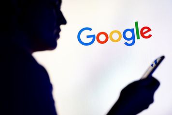 Polska kontra Google. Jeden urząd stawia zarzuty, drugi liczy pieniądze