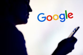 Polska kontra Google. Jeden urząd stawia zarzuty, drugi liczy pieniądze