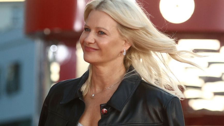 Małgorzata Kożuchowska stawia na najmodniejsze kolory sezonu.