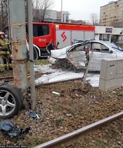 Mercedes wylądował na torach. Kierowca twierdzi, że był ktoś jeszcze