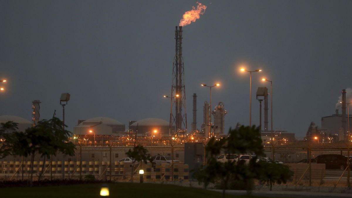 Lights illuminate a phosphate processing plant
Lights illuminate a phosphate processing plant as a flame burns from a chimney in Saudi Arabia. Photographer: Simon Dawson/Bloomberg
Bloomberg Creative Photos
emea, mining, eastern, natural resources, processing, saudi arabian, flare, fire