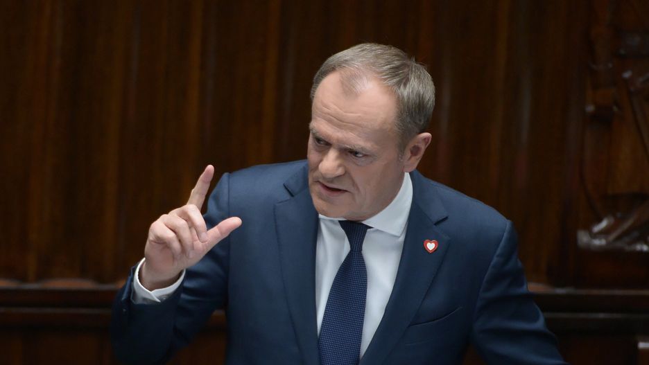 Warszawa, 12.12.2023. Premier Donald Tusk przemawia na sali obrad Sejmu w Warszawie, 12 bm. Szef rządu zaprezentował w Sejmie program działania oraz skład gabinetu, wraz z wnioskiem w sprawie wyboru Rady Ministrów. (amb) PAP/Marcin Obara