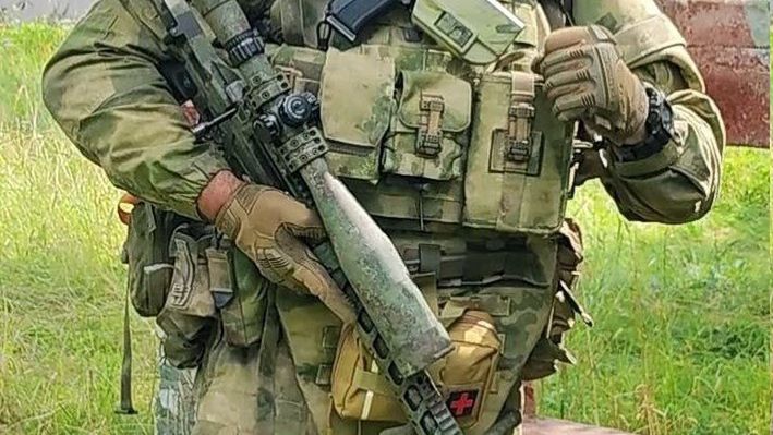 Rosyjski żołnierz specnazu z karabinem snajperskim Lobaev Arms TSVL-8 M1 Stalingrad.