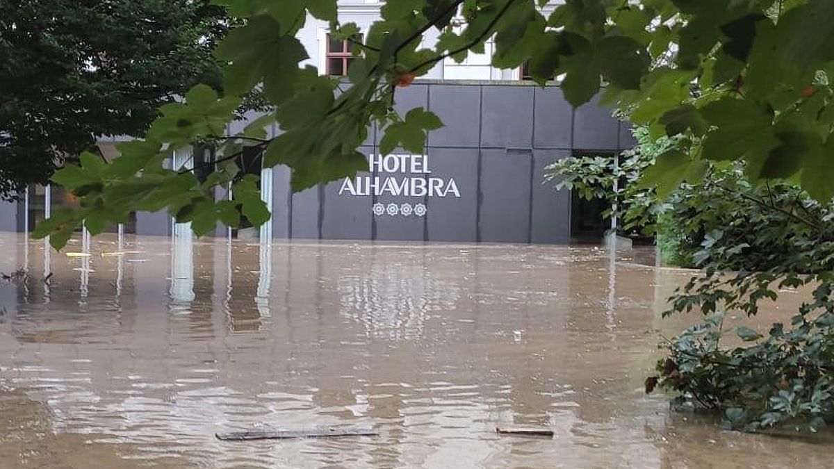 Hotel Alhambra z Lądka Zdroju został zalany podczas powodzi