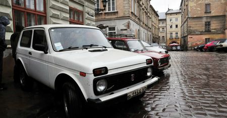 Łady tylko w bieli, czerni i zieleni. To przez sankcje na lakiery