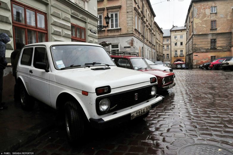 Łady tylko w bieli, czerni i zieleni. To przez sankcje na lakiery