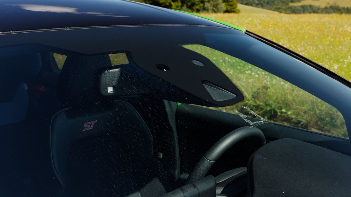 Systemy tego typu wykorzystują kamery lub radary. Albo obydwie te metody jednocześnie